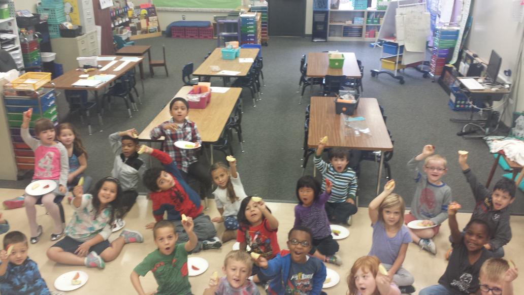CoopsCrew233's tweet photo. Apple tasting with the amazing mathematicians AND scientists in room 114!! #dweclassroom @katdailey1 @Lbshanklin http://t.co/B3WGdNWvKo