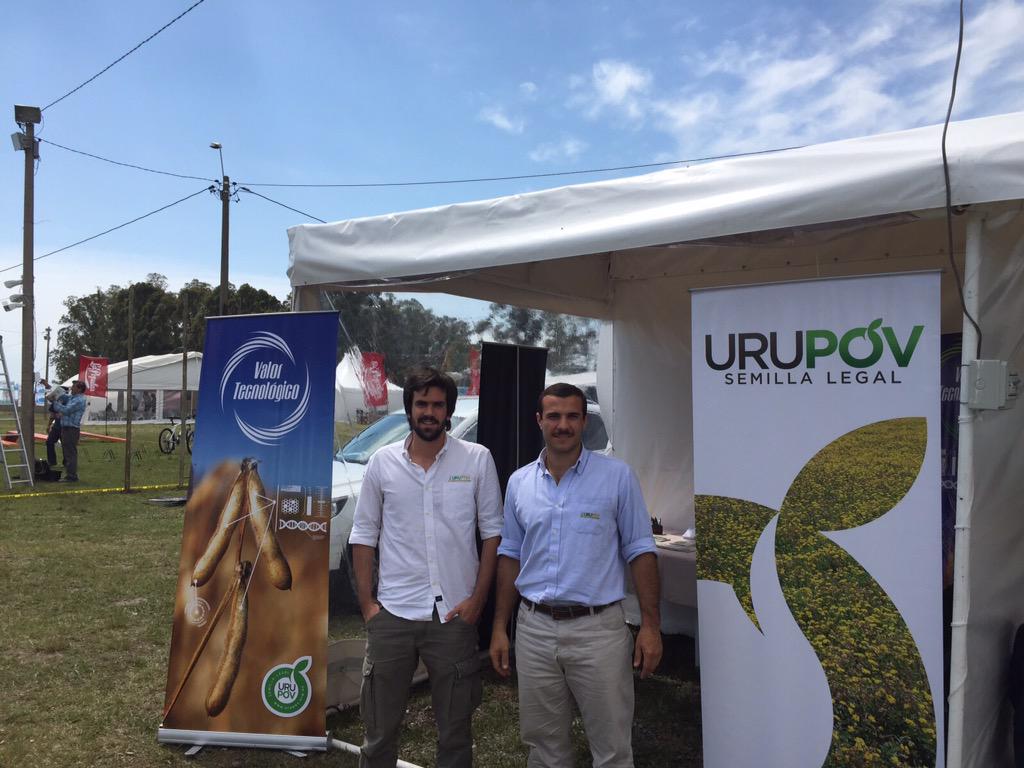URUPOV_UY's tweet photo. URUPOV acompañando a Quebracho en la #fiestanacionaldelasoja. El Progreso genético junto a los productores! http://t.co/EBjy2U0rJT