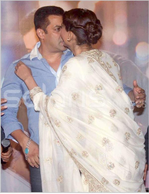 aruna_sk's tweet photo. Uhooo uhooo @BeingSalmanKhan @sonamakapoor at #PRDPTrailer launch event Kya chemistry hai  :-)#SplendidPRDPTrailer http://t.co/krrcOO8L5x