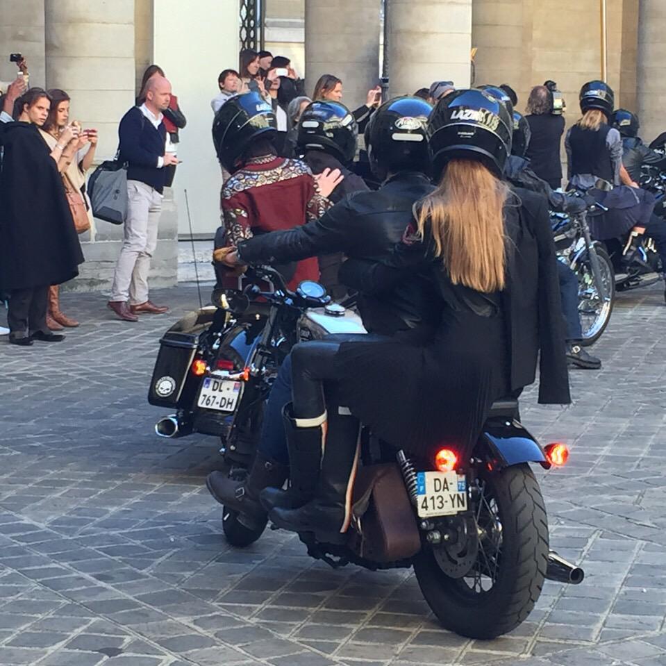 INFAS_FN's tweet image. 【パリコレ取材】「A.F.ヴァンデヴォースト」の演出が最高！モデルは爆音を鳴らす10数台のゴツいバイクの後部座席に乗って登場しました。これはベルギー版ホットロードか⁈ #PFW #PFWSS16