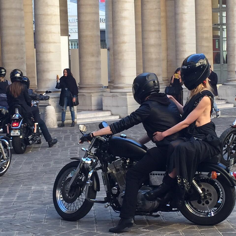 INFAS_FN's tweet image. 【パリコレ取材】「A.F.ヴァンデヴォースト」の演出が最高！モデルは爆音を鳴らす10数台のゴツいバイクの後部座席に乗って登場しました。これはベルギー版ホットロードか⁈ #PFW #PFWSS16