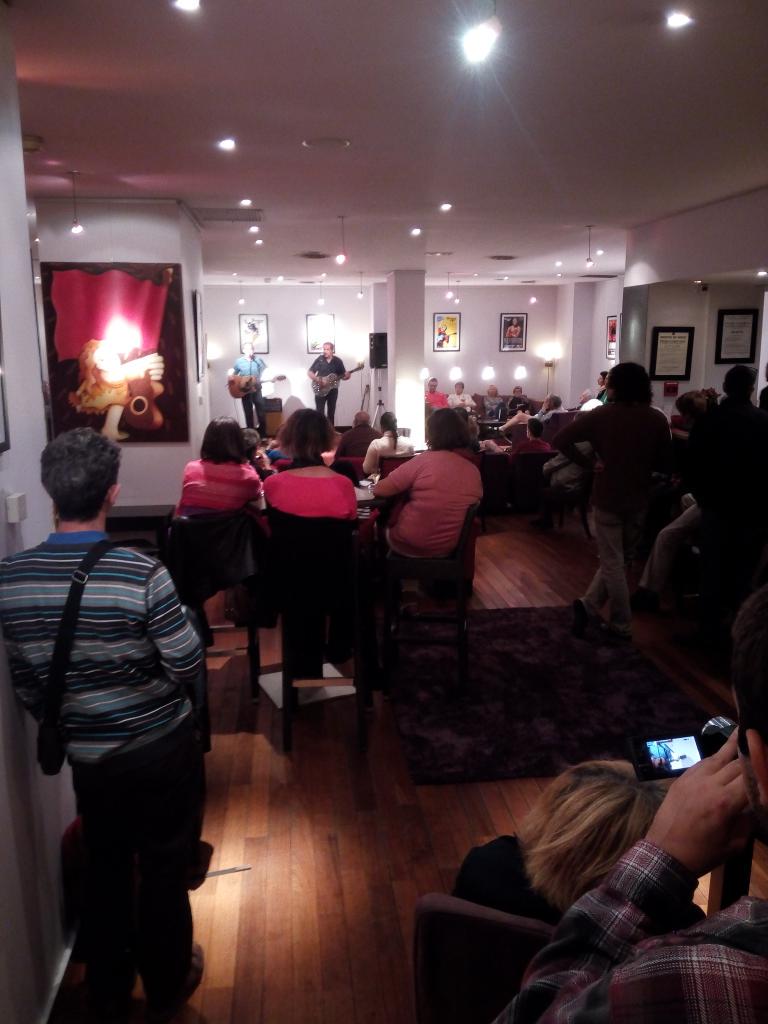 InterGuitare's tweet photo. Y a encore de la place si on se serre dans les canapés! L'ambiance est au #deltablues avec Mississippi Kids! #IG20ans http://t.co/fXpk47Q8Uv