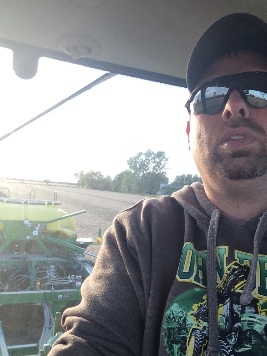 tecfire2's tweet photo. Planting Norb's wheat. @simard_482 @connerpeelar @DustyMits_16 @jarrodanderson1 #wheat15 http://t.co/MgyhNhX5HF