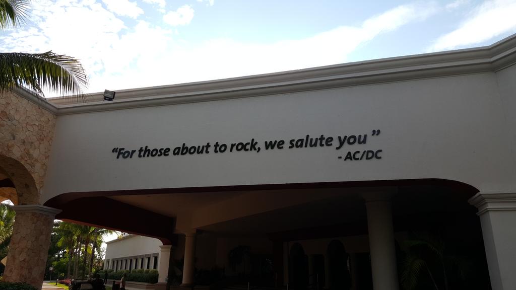 GarciaPosti's tweet photo. Lo mío, lo mío es el rock carajo! https://t.co/AkFRQXEDR0