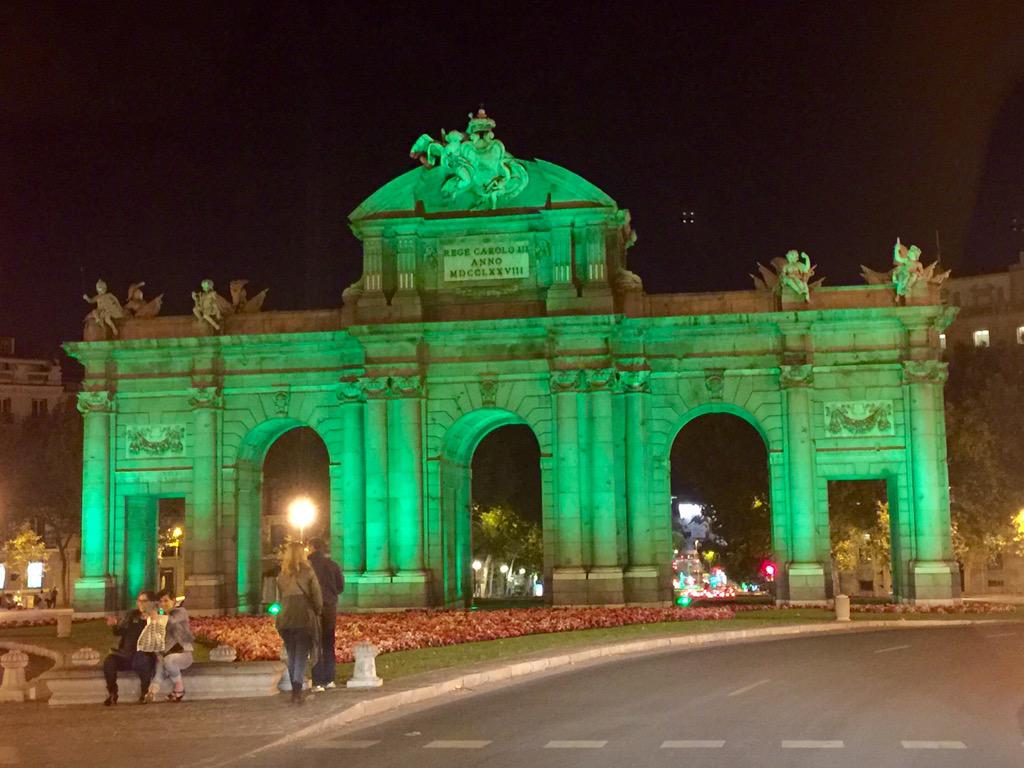 holamrkiwi's tweet photo. Esta noche hasta la Puerta de Alcalá estaba verde kiwi  #beKiwital ¡A descansar! http://t.co/kgVQbqzPgo