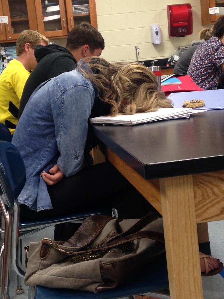 bledsoe_amanda's tweet photo. Rare photos of me being studious this morning https://t.co/gvS4NJ9QxO