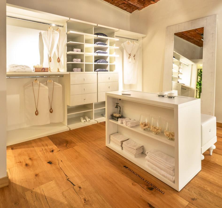 Divino!!! Roble de Eslavonia esculpido a mano. Colocalo como piso, techo o revestido de pared.
Te esperamos!!