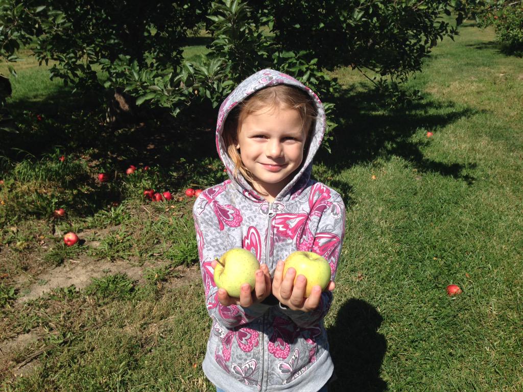 daughtrv's tweet photo. Apple picking at the Orchard🍎 #TheApaceWay https://t.co/8hHl57RpfK