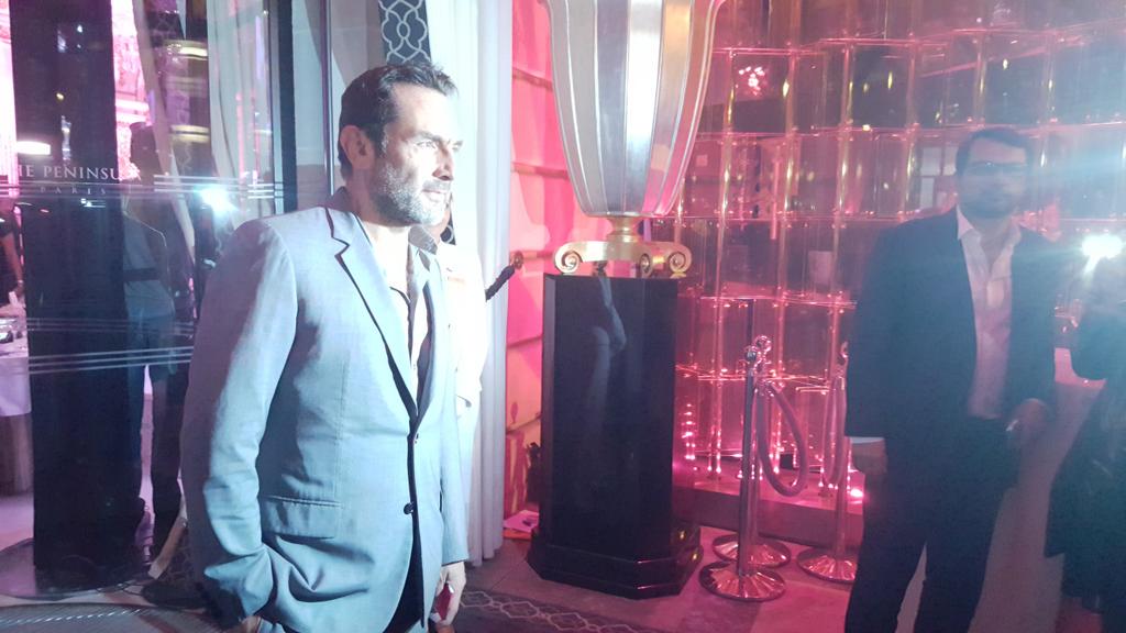 AlexandreMaras's tweet photo. Gilles Lellouche fait son arrivée au Péninsula pour le gala #octobrerose #galabynight https://t.co/kRxtrVsqPD
