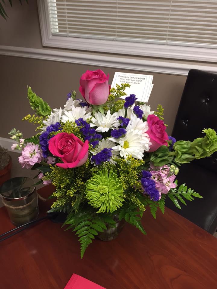 Insurance_SWFL's tweet image. Beautiful flowers to brighten my office.  Thanks to my beautiful and loving daughter, Mi Kayla.  @mikaylaajdb