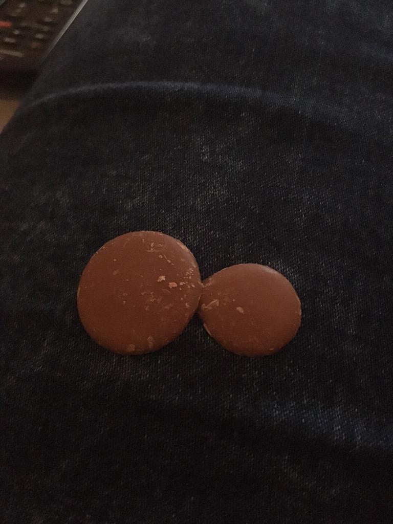 LivvyDrake91's tweet photo. Im sorry @CadburyUK what is this? π#buttonproblems #giantbuttons #littlebuttoninvasion https://t.co/JN8hwpSqi7