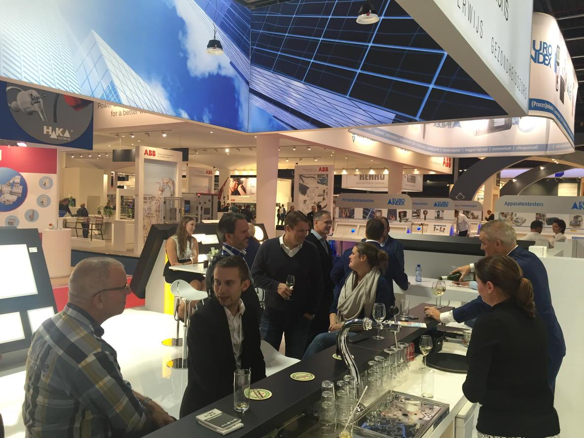 MacBrightBV's tweet photo. Macbright 21.00 uur. Nog heerlijk druk op de stand! Top dag.#elektrobeursutrecht. Morgen laatste kans! https://t.co/JIogi8m7Qi