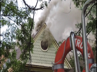 CapturedNews's tweet photo. Chicago: 2-11 alarm fire in #HydePark has left a large home heavily damaged. #CFD #ExtraAlarm @slow911 https://t.co/Cbbseoaziy