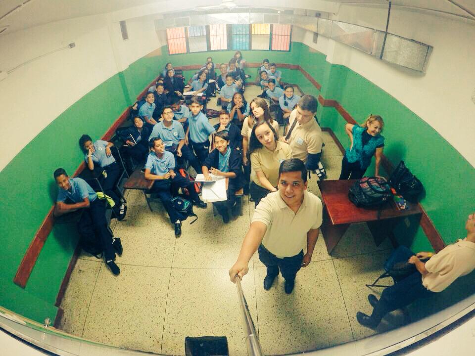 Promoxli_41's tweet photo. #SantaElena #PromoXLI haciendo labor social con nuestros niños de 1er año B. https://t.co/77XkjUrmqW