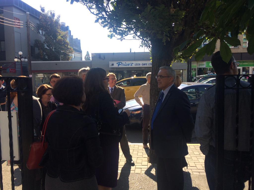 VidTime's tweet image. Don't worry - the live stream will be back after we get the fire taken care of @ChamberVictoria #yyjforum15