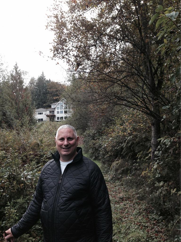 Vincentelife's tweet image. #DesignLUX The home in the back is mine 😀 I love lake homes and live the log cabin feel...