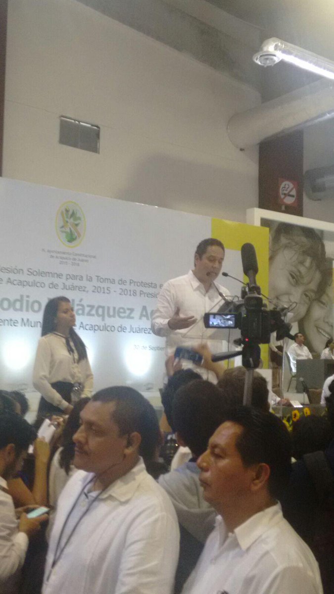 aalmac1's tweet photo. Alcalde electo de #Acapulco @EvodioVelazquez toma protesta en presencia de Gob., Carlos Navarrete y acapulquenses. https://t.co/Nkxfw2A1NI