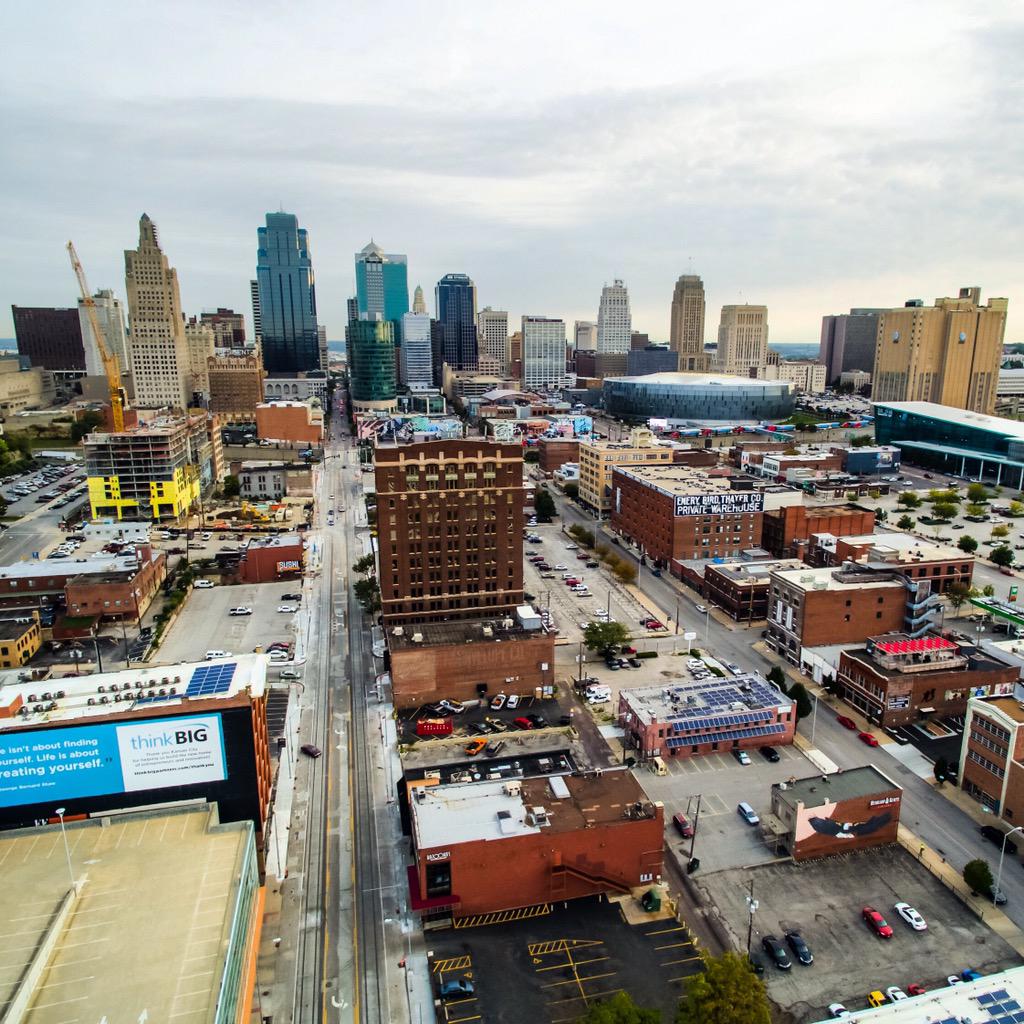 nimbusmediakc's tweet image. Good morning shot of downtown KC skyline from top of @BNIM building.