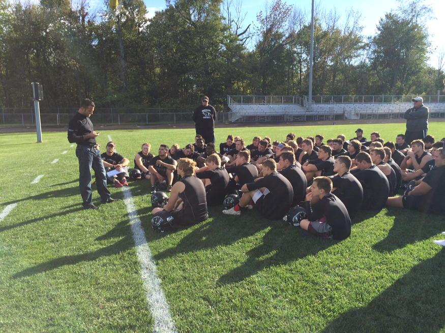 Jon_Andrews's tweet photo. @brutusidoc sharing about the talents with the @NWHS_Football. #dontplayitsafe #useyourskill https://t.co/MTuCszpRtB