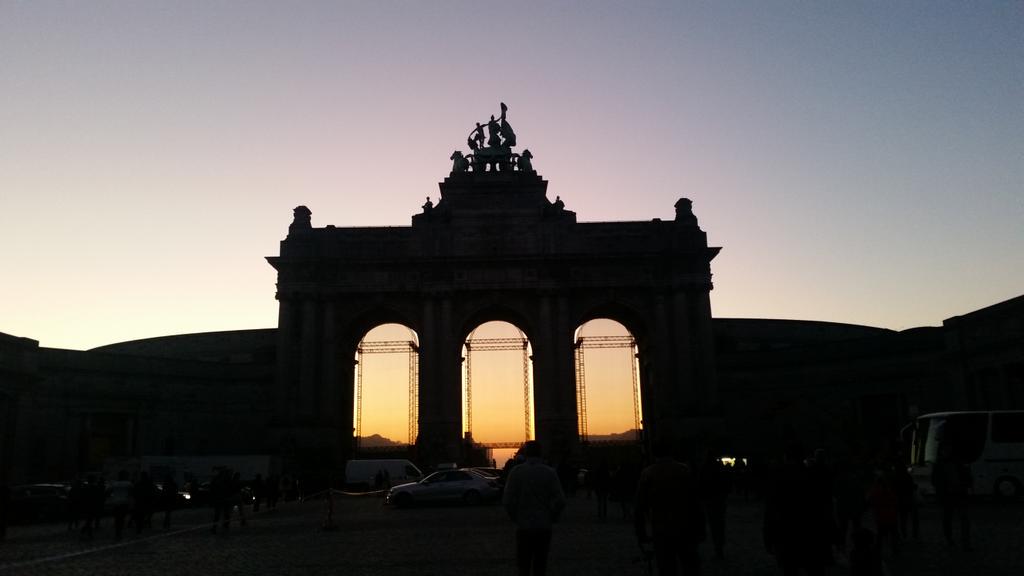 ShamikDas's tweet photo. Amazing show at Cinquantenaire tonite to mark the 25th anniversary of German unification! #SoundsAndLightsOfUnity https://t.co/kbXzDhW0Mx