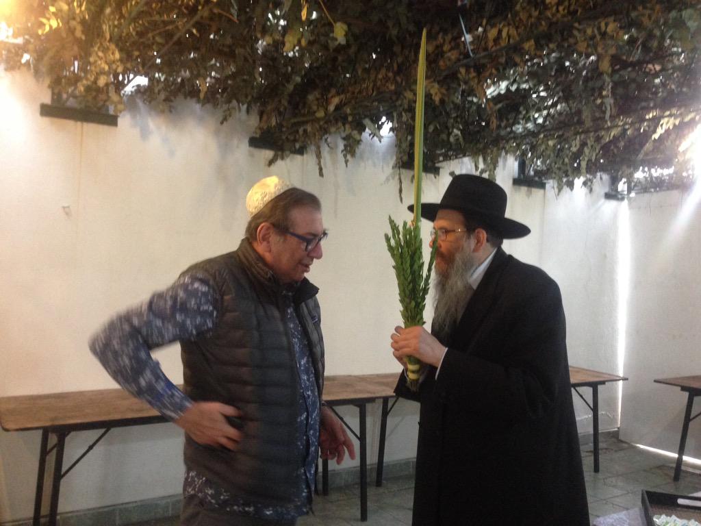 ¡Gracias <a href="/GabyLevinas/">Gabriel Levinas</a> por el cálido encuentro donde charlamos sobre Sucot y bendijimos el Lulav! Jag Sameaj!!!