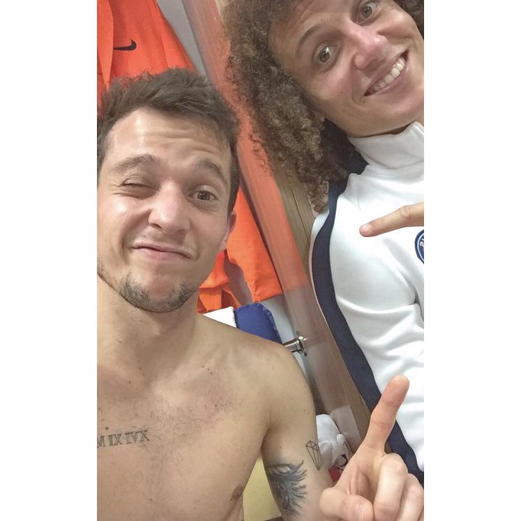 b_10duarte's tweet photo. Maninho, bom demais te ver bem e feliz, você merece isso. Você é uma pessoa iluminada! Te amo irmão ❤️ @DavidLuiz_4 https://t.co/Y2X0mnbNdb
