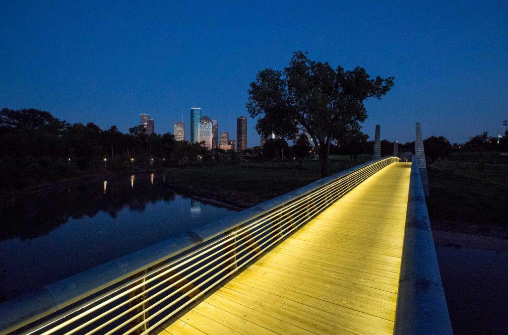 LisaGray_HouTX's tweet photo. Buffalo Bayou Park: Now it looks great after dark, too. https://t.co/cLidpQN15N By @MGlentzer https://t.co/pXxi8dLnKo
