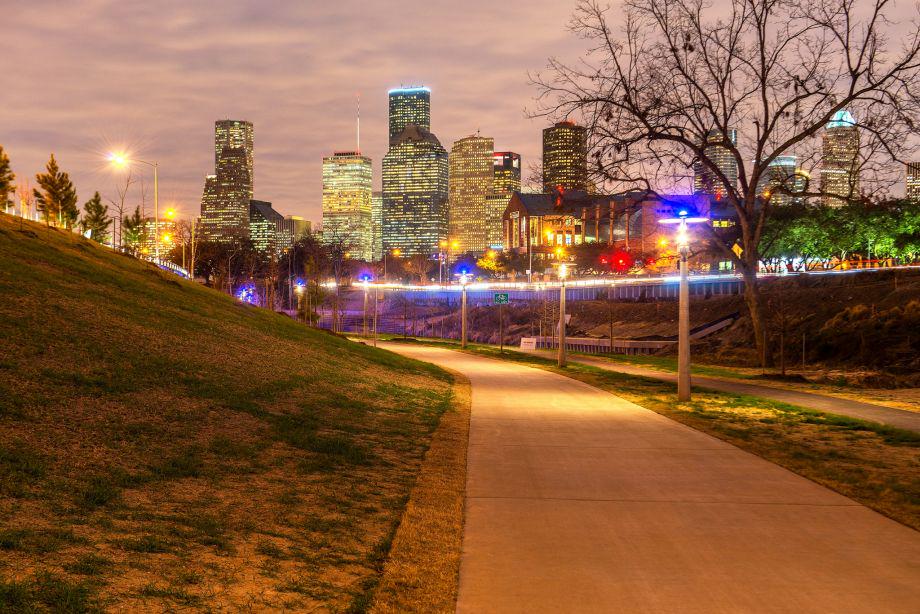 LisaGray_HouTX's tweet photo. Buffalo Bayou Park: Now it looks great after dark, too. https://t.co/cLidpQN15N By @MGlentzer https://t.co/pXxi8dLnKo