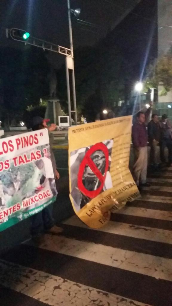 CopAComunitaria's tweet photo. Vecinos de Mixcoac cierran la calle en oposición al deprimido #AlertaMixcoac http://t.co/R56fYdMQ03