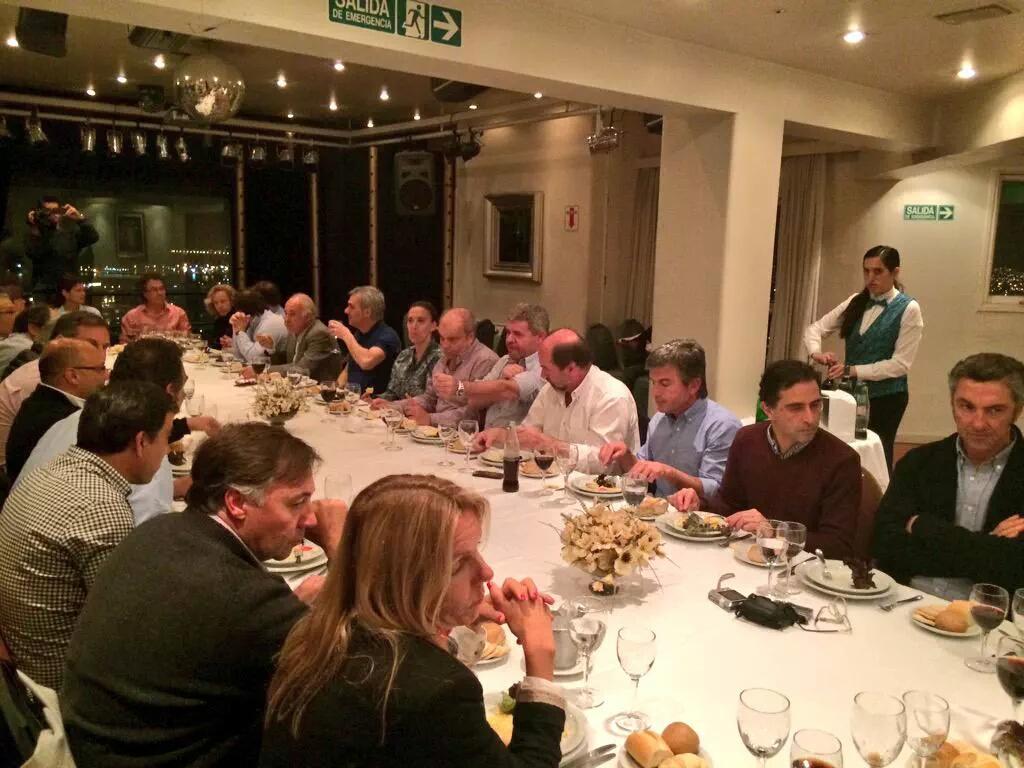 RondaCarlosA's tweet photo. #Cambiemos #EstaNoche Junto a candidatos de la quinta sección, reunidos con @gabimichetti, @Maxiabad y @herlombardi http://t.co/ieIHpkClIQ