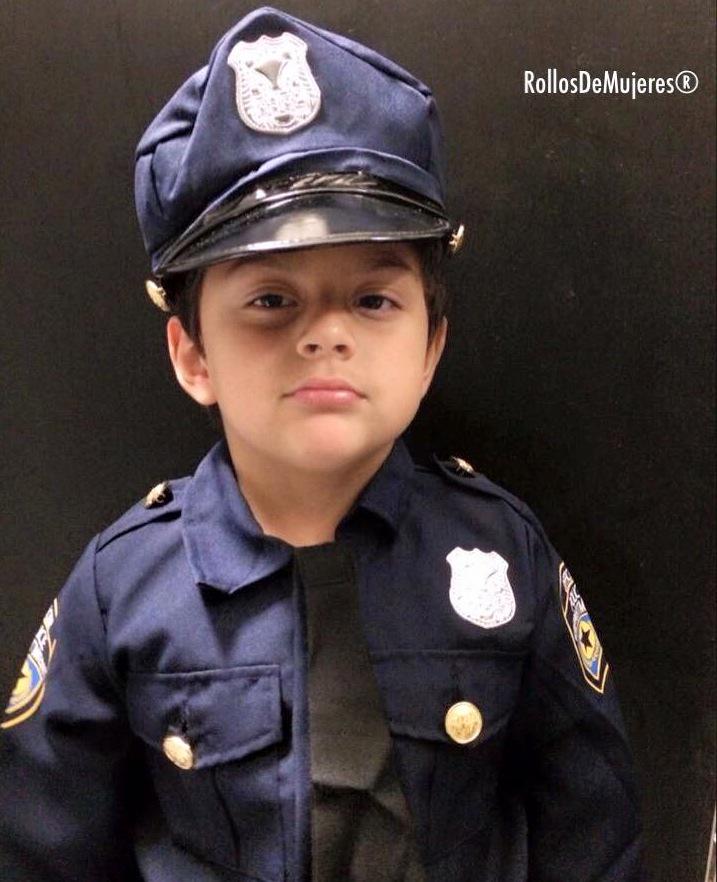 RollosDeMujeres's tweet photo. [VIDEO] Mi #LittleCaleb se convirtió en policia por un día -->  http://t.co/qkHXggRu1G #DallasPolice http://t.co/Vml7QHUfam