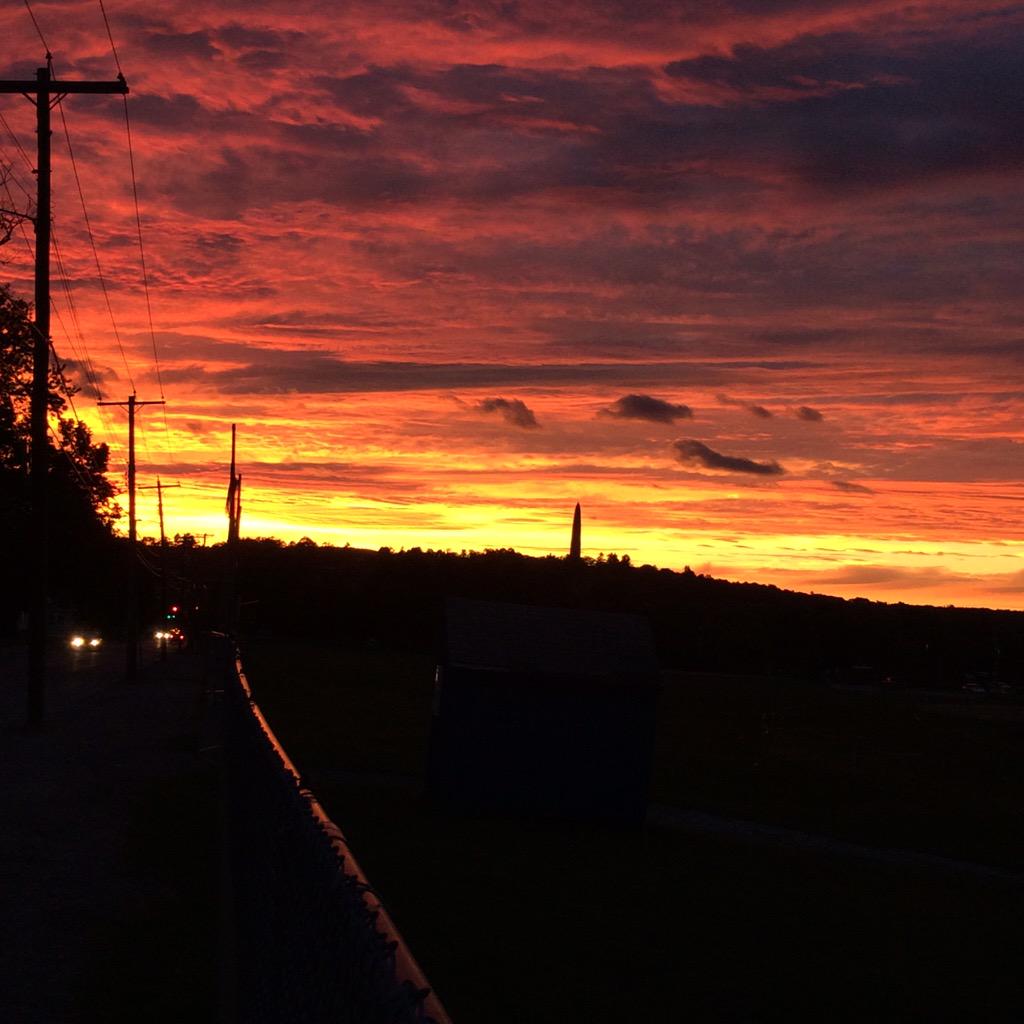 vtbeginshere's tweet photo. No filter needed in #Bennington #Vermont tonight #vtbeginshere #octobersky #sunset #autumn http://t.co/dr8WvW1Yxn