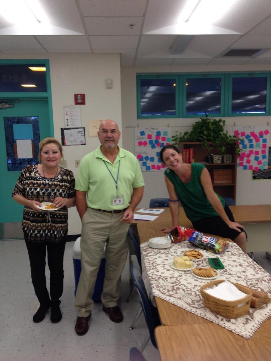 GKellermeier's tweet image. World languages represent! #e3y1 #vcfla