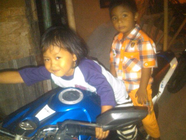 Ponakan kesayangan yg suka bikin senyum, met pagi dunia