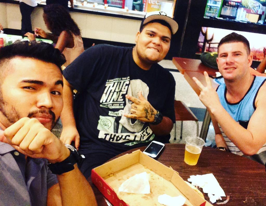 ProducaoSda's tweet photo. Reunião fechando Atrações para o dia 12 ! @Japaprodutor #Penedo #Johny #Max ou #Tikao És a questão 💭💬💭💬💭🔞 http://t.co/Xyuufp7afE