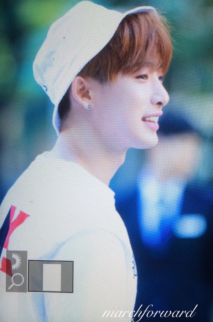 Marchforward_WH's tweet photo. 151002 뮤직뱅크 출근 
#몬스타엑스 #원호 
#MONSAT_X #wonho 
#신속히 @OfficialMonstaX http://t.co/E2Yu9QKRf2