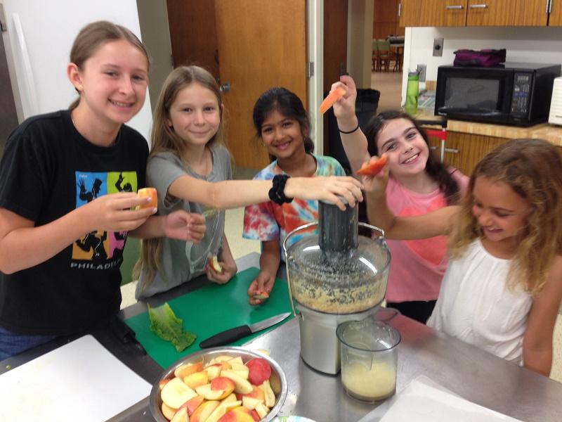 Teaching kids to juice Kale, apple, carrots and cucumber #greenjuice #cookingwithkids #camp