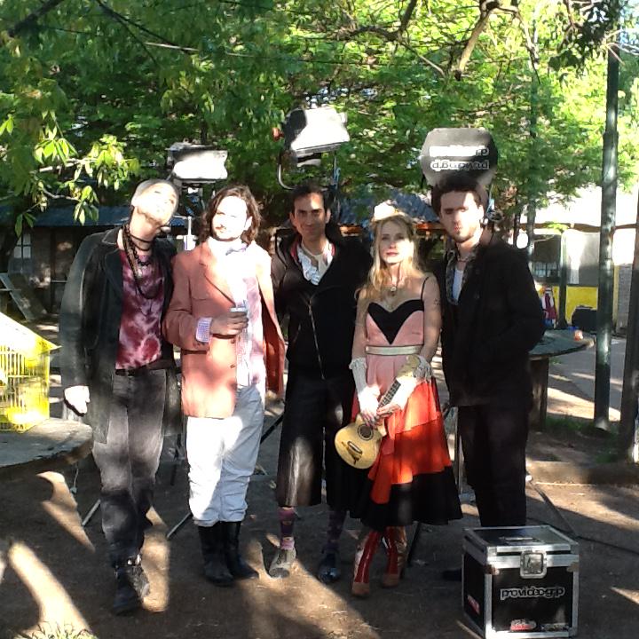 Ayer filmando #Martaelena @coronadosdeglo mi vestido es de @amorestrashcouture vestuario @caridefernanda