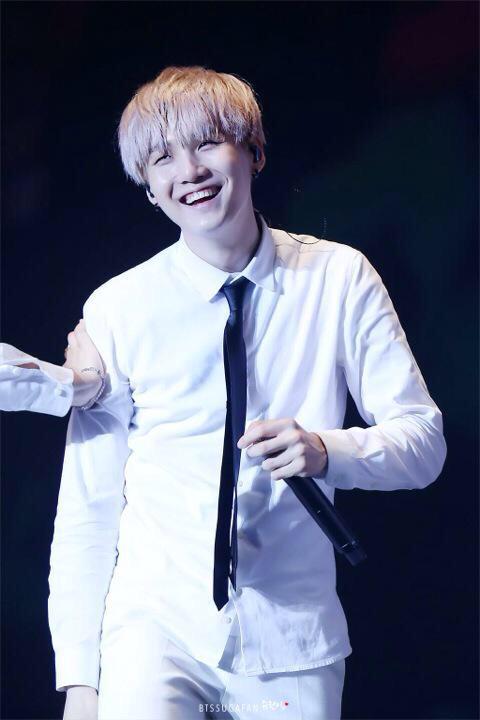dearyoongi's tweet photo. blessing Twitter with happy/smiley yoongi being cute onstage *:･ﾟ✧ http://t.co/3lHyuuD3nU