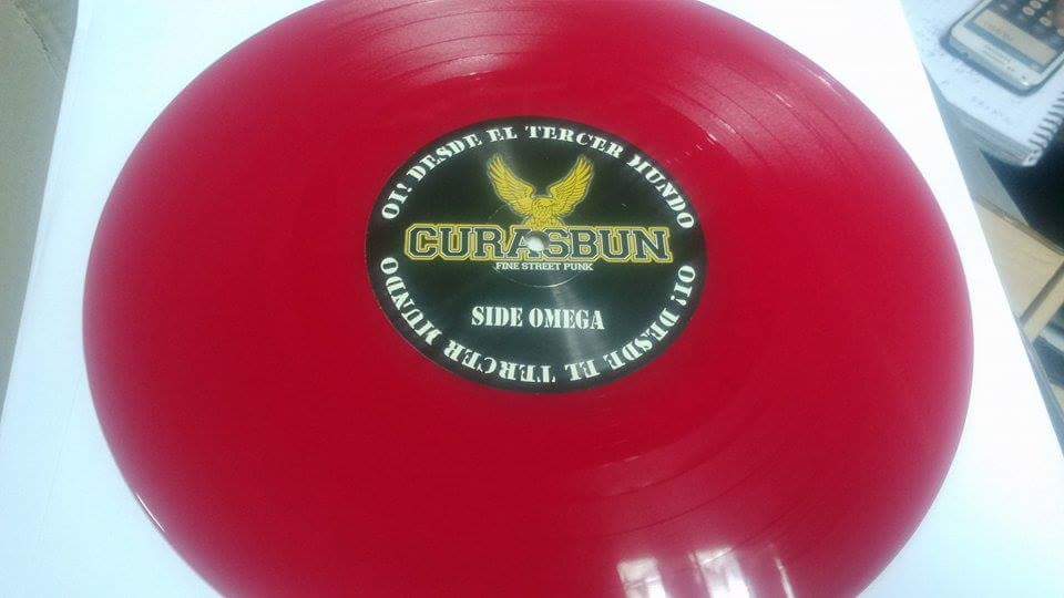 curasbunoficial's tweet photo. Edición en LP vinilo de los primeros discos ya está disponible. http://t.co/4Z6PohU1n4