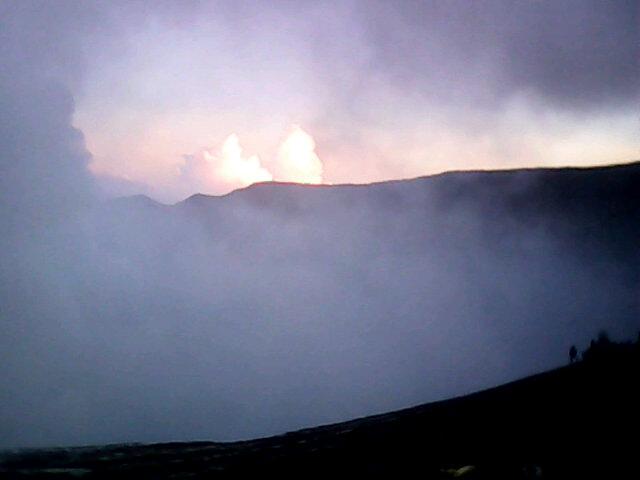Kawah ijen banyuwanngi saat matahari mulai terbit sangat mempesona
