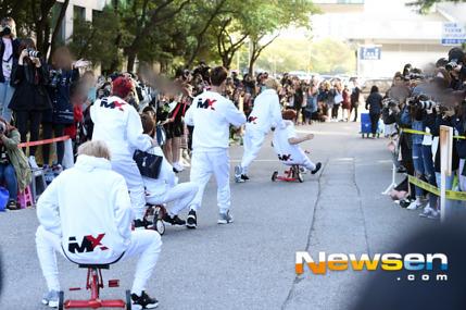 오늘 세발자전거 타고 뮤뱅 출근한 아이돌(몬스타엑스) | 인스티즈