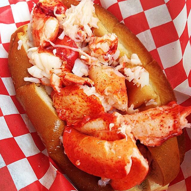 Y E S 😍 <a href="/lobstatruck/">Lobsta Truck</a> serving up this piece of heaven in front of American Apparel until 9p 🙌🏽 #MelroseNight