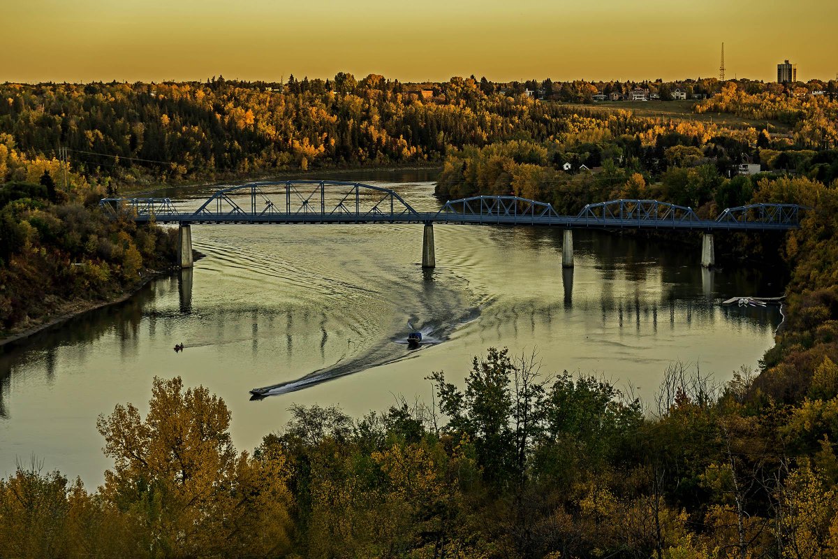 GarciaAlbertoP's tweet photo. Dawson Bridge surrounded by the changing colours of fall. — in Edmonton, Alberta.#ExploreEdmonton #yeggers http://t.co/JI1WRbukwe