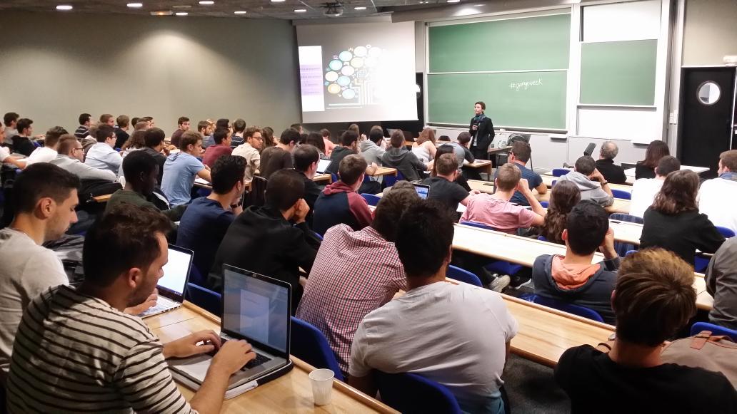 ROLLANDJeanMi's tweet image. Futurs ingenieurs  ISEN sur le projet garage subjugués par Alena notre sociologue du monde du numerique #garageweek