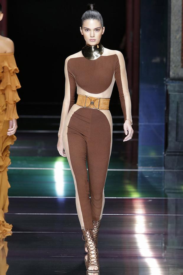 VogueSpain's tweet photo. .@Balmain ha restado importancia a su amable patrimonio parisino. Palabra de @SuzyMenkesVogue http://t.co/Ip2F36DPr8 http://t.co/6i0Q4fiHTI