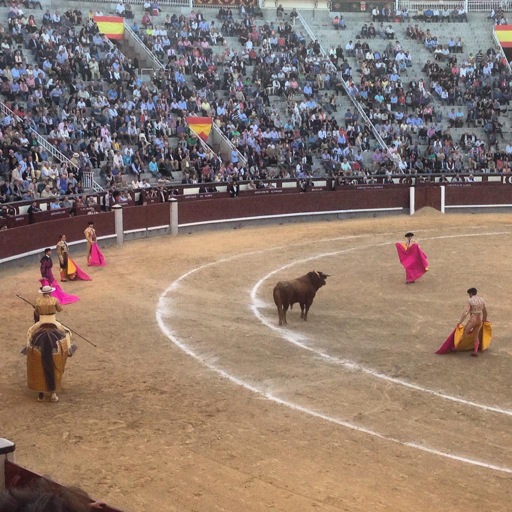 #feriadeotoño en #lasventas. Buena colocación de los actuantes.