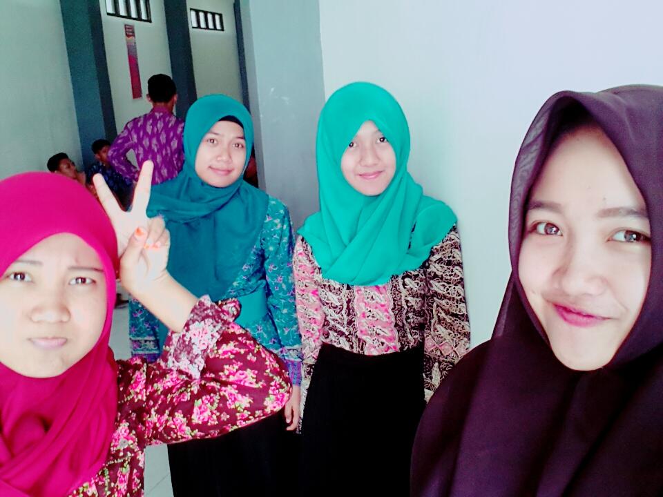 ChusnulSaiya's tweet photo. Selamat hari batik http://t.co/D0p2yaOhJW