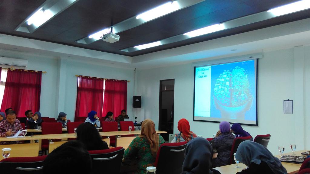 kpmunpad's tweet photo. [2]. ..dengan pembicara Pak Beny Cahyadie (Kepala Subag Acara Protokol Kemendagri) #Provit2015 #Protokoler #kpmunpad http://t.co/IwxagUE7xj