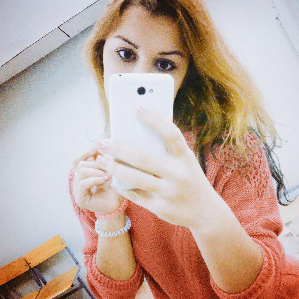 tanyafilimonov3's tweet photo. Гигири  🌋 крутой кабинет🔮 рядом с столовой🍝 паря короткие⌛ в 12 думаю уже буду дома  🏩 http://t.co/1lgAFEXOJE